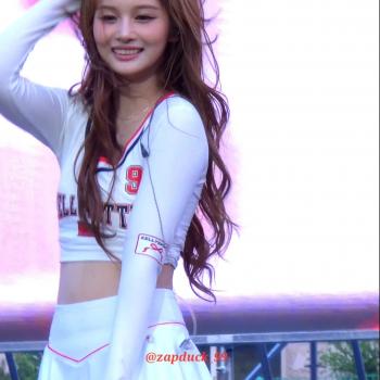 설윤과 나 둘 중 하나는 사람이 아님