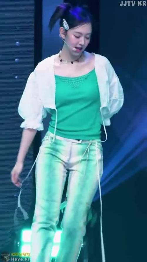 쇄골노출 헐렁한 녹색티 키키 이솔 KiiiKiii LEESOL