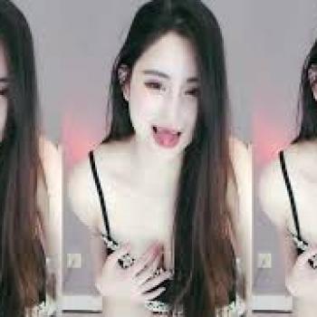 【收藏】虎牙 苏樱 黑色吊带睡衣 搔首弄姿 好球