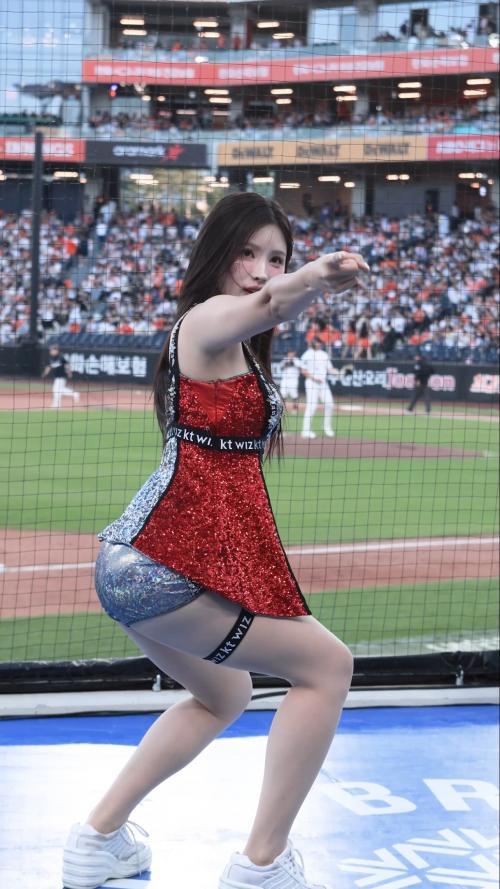 [4K] 2025 kt위즈 김정원치어리더 rebel heart 4 공연 직캠  #shorts #김정원 #치어리더 #응원  #직캠 #영상 #kt위즈 #아웃송