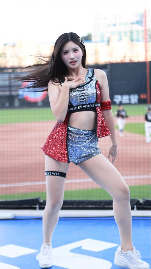 [4K] 2025 kt위즈 김정원치어리더 hands up 1 공연 직캠  #shorts #김정원 #치어리더 #응원  #직캠 #영상 #kt위즈 #아웃송