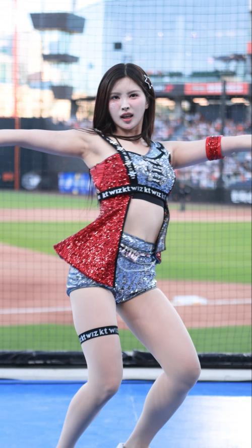 [4K] 2025 kt위즈 김정원치어리더 hands up 5 공연 직캠  #shorts #김정원 #치어리더 #응원  #직캠 #영상 #kt위즈 #아웃송