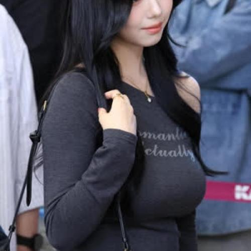 트리플에스 김채연 공항 포토 묵직한 가슴 밀착티 옆태