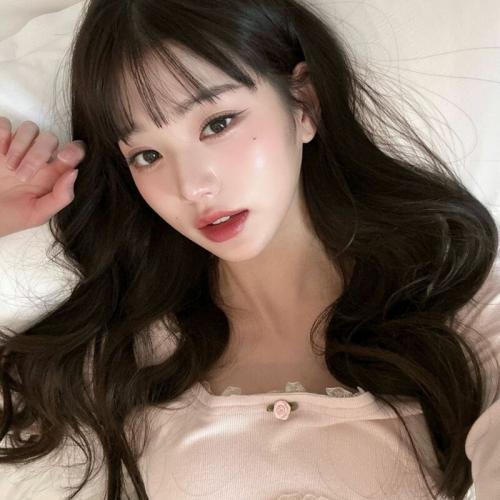 침대에 누운 아이브 장원영 GOAT고