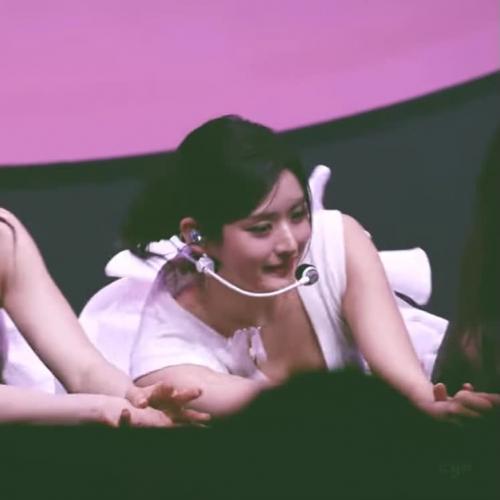 피프티피프티 아테나 바닥에서 뒹구는 안무 가슴