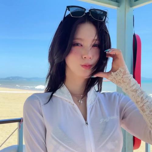 아이들 미연 비키니 패션 찰랑이는 뽀얀 가슴골 + 개미허리 배꼽