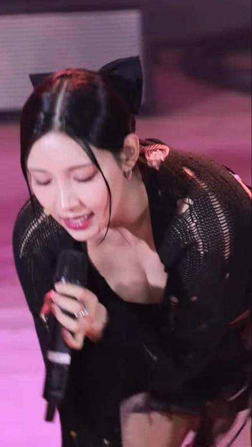 검은 리본 라잇썸 초원...팔 교차하며 뭉클하게 모아주는 가슴골