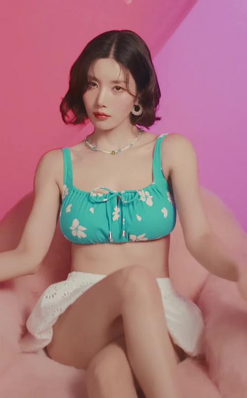 하늘색 꽃비키니 몽글하게 모이는 가슴골 권은비 - 코랄리크