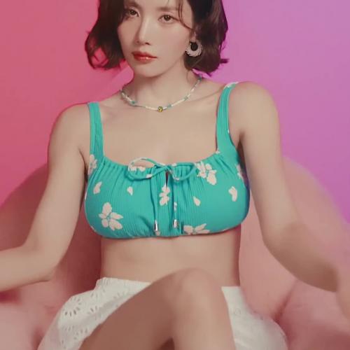 하늘색 꽃비키니 몽글하게 모이는 가슴골 권은비 - 코랄리크