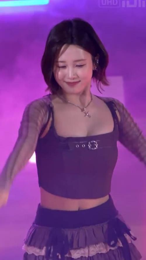 코르셋 의상 팔 교차하며 알찬 가슴골 노출하는 라잇썸 나영