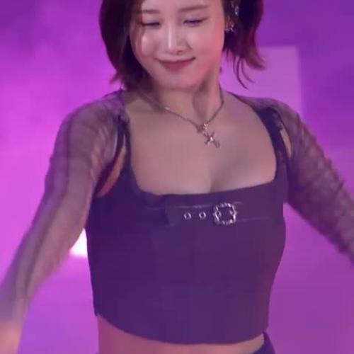 코르셋 의상 팔 교차하며 알찬 가슴골 노출하는 라잇썸 나영