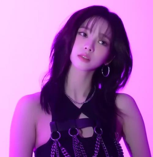 미드에 구멍난 검정 모노키니 의상 에스파 카리나 가슴골 야드랑이