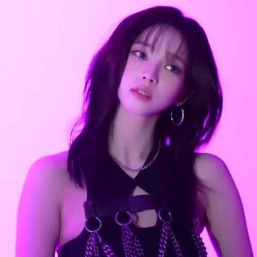 미드에 구멍난 검정 모노키니 의상 에스파 카리나 가슴골 야드랑이