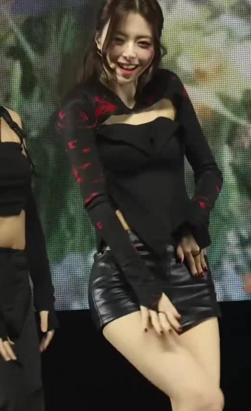 볼레로 의상 앞으로 숙이는 ITZY 유나 가슴골 + 가죽핫팬츠 엉태