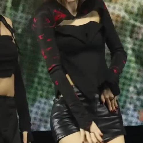 볼레로 의상 앞으로 숙이는 ITZY 유나 가슴골 + 가죽핫팬츠 엉태