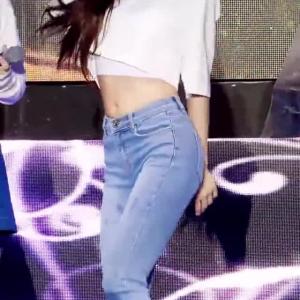 청바지 엉덩이가 다 젖어버린 오마이걸 유아 잘록한 허리 야꼽
