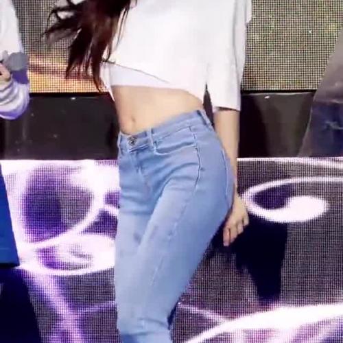 청바지 엉덩이가 다 젖어버린 오마이걸 유아 잘록한 허리 야꼽