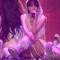 바닥에 앉은 타락 수녀 르세라핌 김채원 흰 핫팬츠 엉벅지