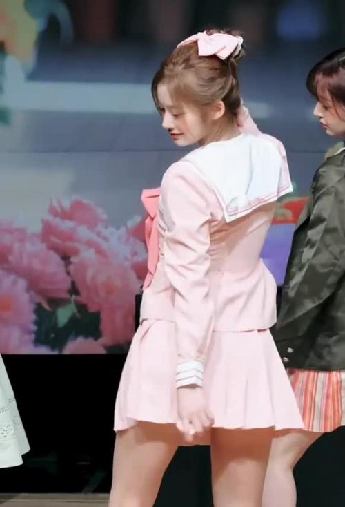 설윤은 핑크다!! 핑크핑크한 세라복 입고 재롱부리는 설장군