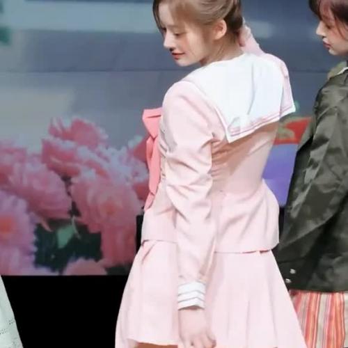 설윤은 핑크다!! 핑크핑크한 세라복 입고 재롱부리는 설장군