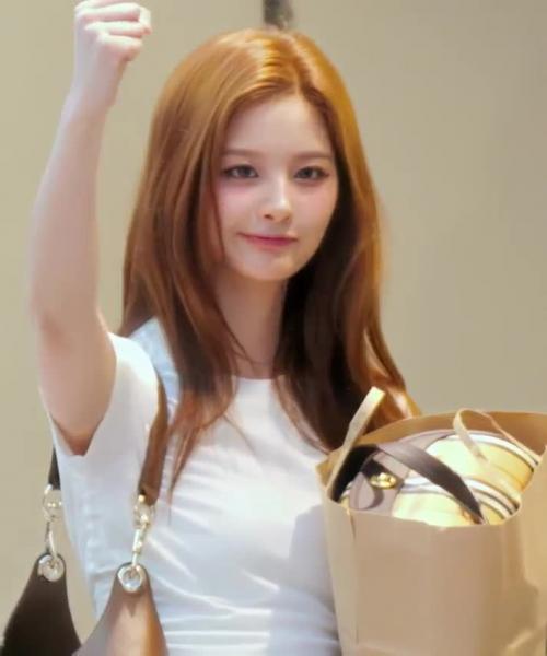 흰티 + 버버리 체크 초미니로 미모 각선미 뽐내는 엔믹스 설윤