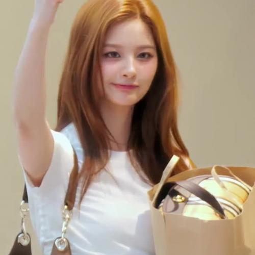 흰티 + 버버리 체크 초미니로 미모 각선미 뽐내는 엔믹스 설윤