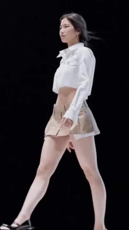 패션쇼 워킹하며 탄탄한 꿀벅지와 복근 자랑하는 르세라핌 카즈하