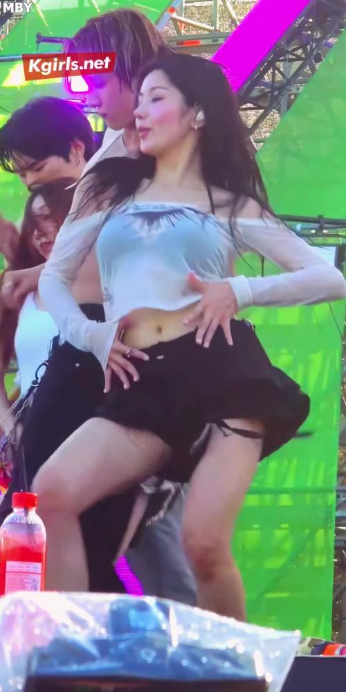 권은비 워터밤 속초 시스루티 들어올리며 검정비키니 파격 언더붑 노출