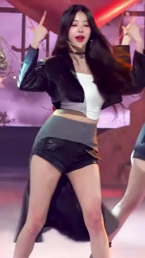 허벅지 탄탄해진 장원영 인기가요 레전드 무대
