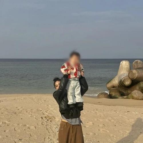 조카와 바닷가에 놀러간 여전한 설현 미모 근황